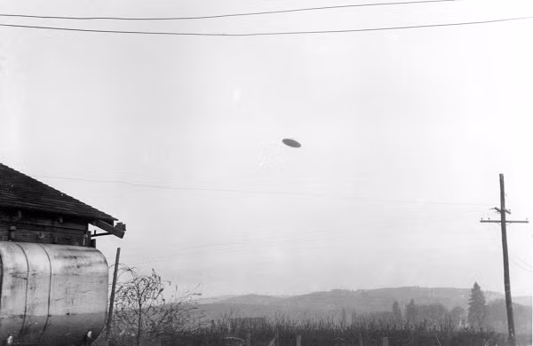 Một số vụ chạm trán UFO có thể được giải thích là do vật thể tự nhiên hoặc nhân tạo làm xáo trộn radar của phi công, bao gồm chim hay máy bay không người lái (UAV), hoặc các hiện tượng khí tượng tự nhiên.