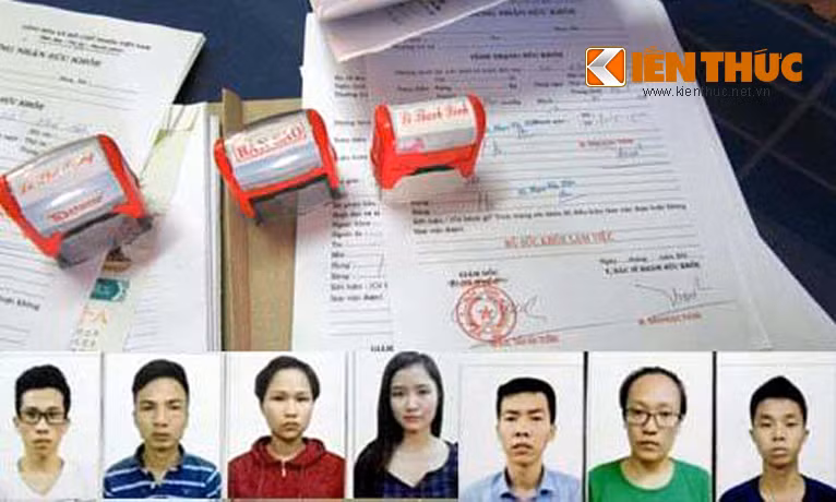 Bat 2 o chuyen lam giay kham suc khoe gia o Ha Noi