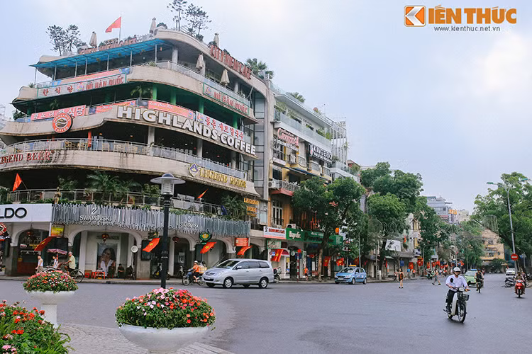 Tuyến phố Đinh Tiên Hoàng với "hàm cá mập" nổi tiếng.
