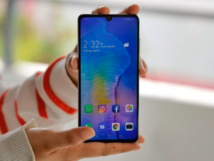 Là nạn nhân chịu thiệt hại nặng nề của cuộc chiến thương mại Mỹ – Trung, Huawei từng đứng trước nguy cơ bị bóp nghẹt đường thở, bằng việc dừng cấp quyền sử dụng hệ điều hành Android, quyền truy cập vào Google Play, cũng như các sản phẩm khác của Google. Không chỉ Google, mà các nhà sản xuất lớn khác: ARM, Intel, Qualcomm, Broadcom… nguồn cung cấp chip SoC, modem kết nối mạng di động và rất nhiều linh kiện quan trọng khác, cũng được lệnh phải đồng loạt “rút ván” với Huawei. Đây chắc chắn đòn "chí tử" đối với Huawei.