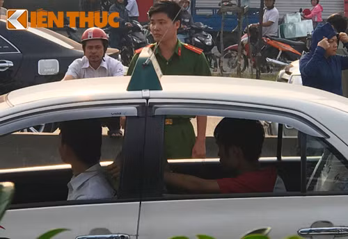Giay phut kinh hoang tai xe taxi bi cuop siet co o Sai Gon-Hinh-3