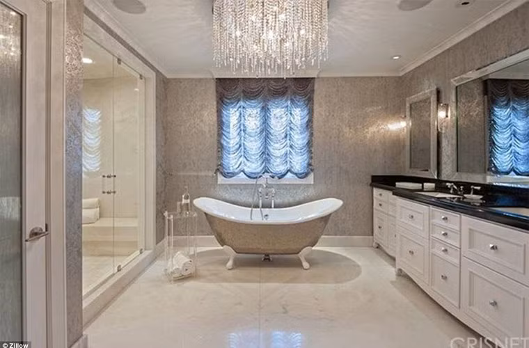 Phòng tắm thêm phần sang trọng với dàn đèn chùm lấp lánh.