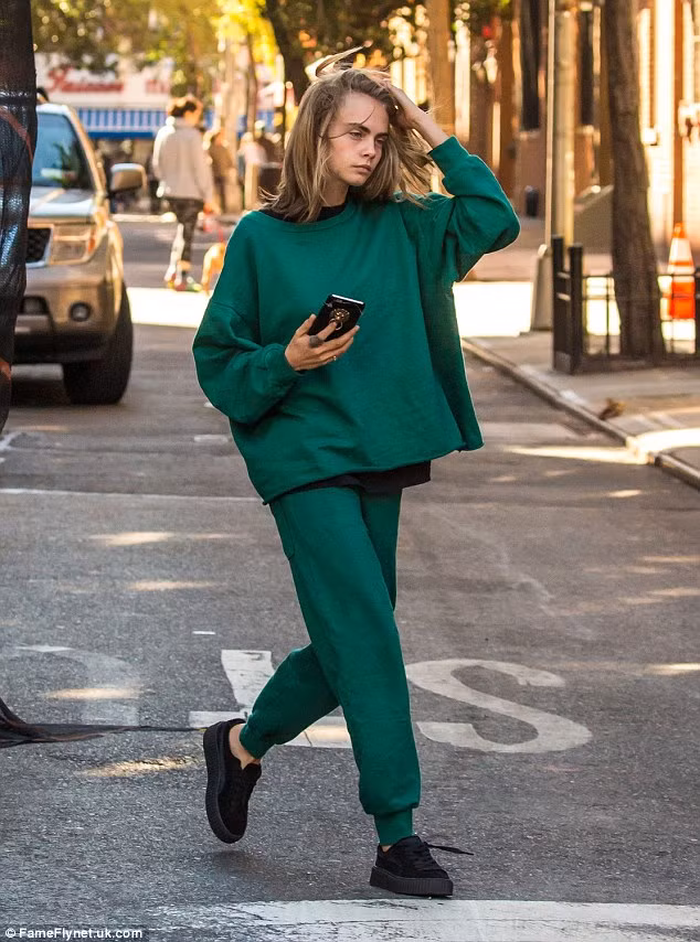 Khuôn mặt không hề trang điểm, đầu tóc chưa kịp chải, quần áo xộc xệch, trông Cara Delevingne như một kẻ hành khất trên phố.