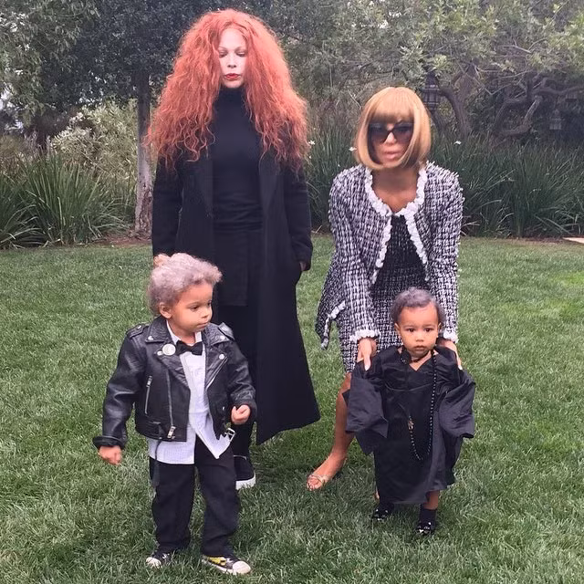 In 2014, Kim Kardashian (phải) ăn mặc hệt như Tổng biên tập tạp chí Vogue, bà Anna Wintour, còn con gái North West thì hóa trang thành André Leon Talley. (Ảnh: Getty Images).