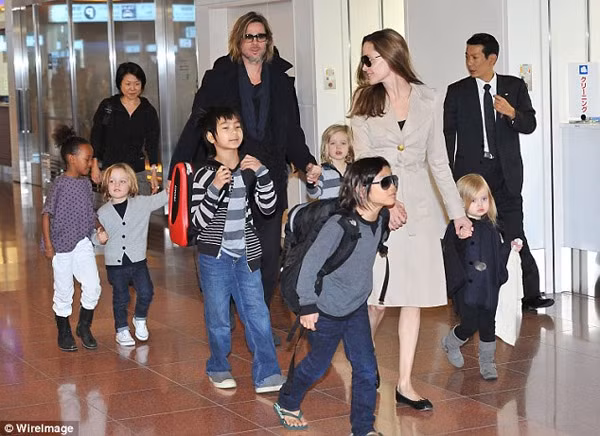 Brad Pitt lan dau gap con sau ly hon