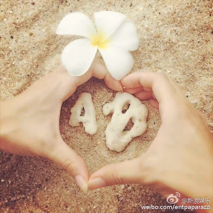 Thông tin này được khẳng định khi Huỳnh Hiểu Minh đăng một bức ảnh hình trái tim trên Weibo và viết lời đề tựa: “Kỳ nghỉ cho ba người. Sẽ có thêm nhiều chuyến đi trong tương lai. Cảm ơn vợ”.