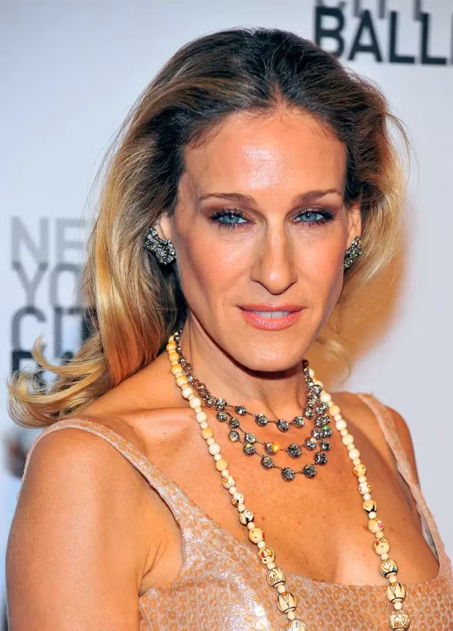 Từ khuôn mặt cho tới chân tay gân guốc của Sarah Jessica Parker đều có thiên hướng nam tính. Không những thế cô còn bị chê bai là một trong những sao nữ xấu xí nhất Hollywood. Sarah là một trong những sao nữ Hollywood nam tính nhất.
