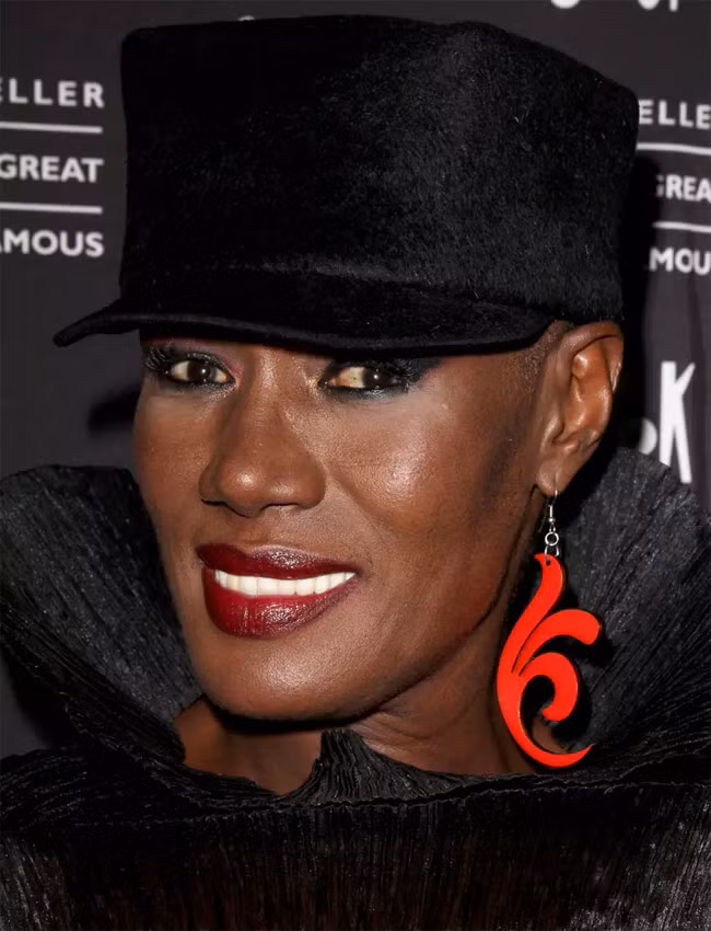 Nét mặt đàn ông cộng với cái đầu hói, nữ ca sĩ Grace Jones bị so sánh giống đàn ông dù thực tế cô là phụ nữ chính hiệu.