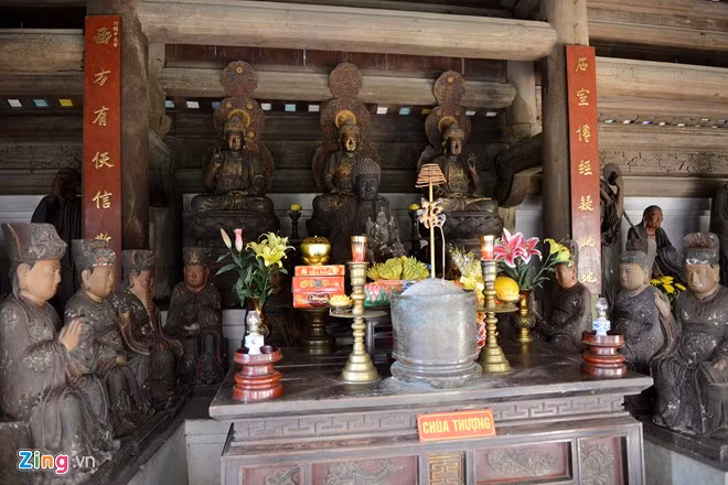 Bộ tượng Phật giáo thời Tây Sơn chùa Tây Phương (có niên đại từ cuối thế kỷ 18, hiện lưu giữ tại chùa Tây Phương, xã Thạch Xá, huyện Thạch Thất, Hà Nội).