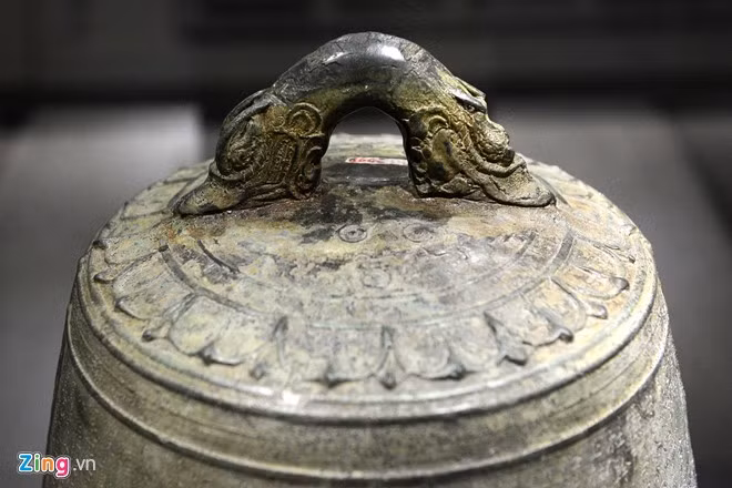 Toàn thân chuông cao 43 cm, nặng 36kg, quai cao 7 cm, đường kính 35 cm và miệng chuông có đường kính 39 cm. Quai chuông đúc nổi đôi rồng đấu lưng vào nhau, uốn cong một cách khéo léo tạo thành núm treo. Đỉnh chuông được tạo theo hình chỏm cầu, đúc nổi bằng nhiều cánh sen kép và nhũ đinh. Thân chuông hình trụ, trên to dưới nhỏ, ở mặt thân chuông có các đường gân nổi ngang dọc, chia thân chuông thành 4 ô trên và 4 ô dưới. Hai núm dùng để gõ chuông có hình tròn lồng trong nền cánh sen hết sức nghệ thuật, thể hiện đỉnh cao của nghệ thuật điêu khắc thời bấy giờ.