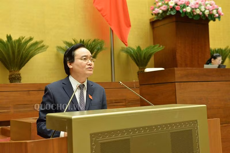 Bộ trưởng Bộ Giáo dục và Đào tạo Phùng Xuân Nhạ trình bày Tờ trình. Ảnh: Quochoi.vn