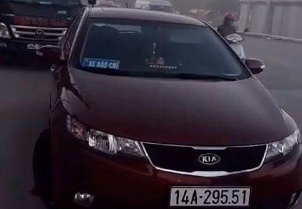 Cán bộ quản lý thị trường dùng xe dán logo "xe báo chí" để kiểm tra xe tải.