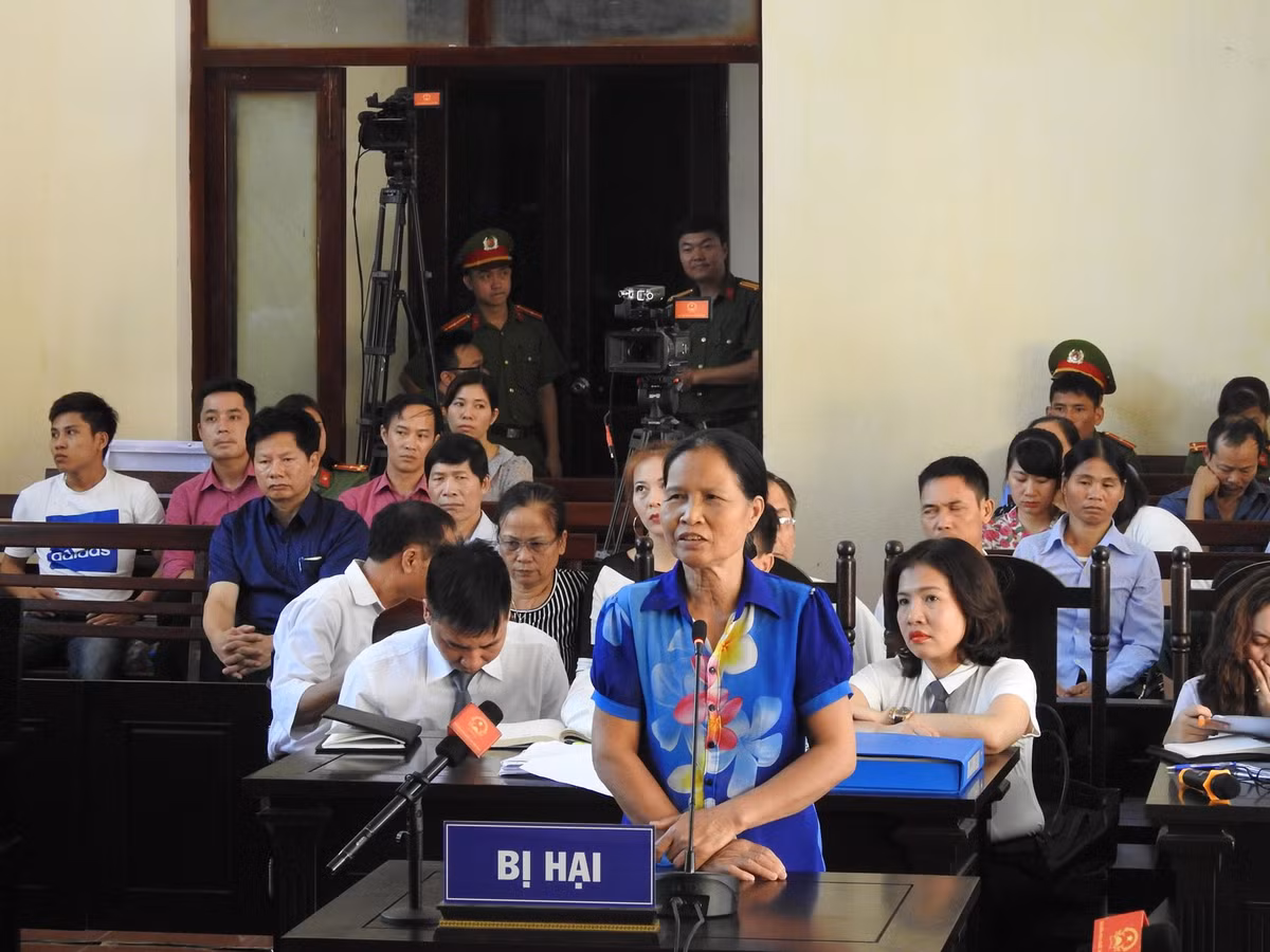 Đại diện gia đình nạn nhân phát biểu.