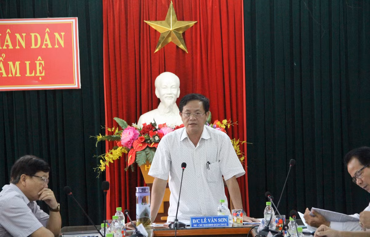 Phó Bí thư Quận ủy, Chủ tịch UBND quận Cẩm Lệ (Đà Nẵng) ông Lê Văn Sơn vừa bị kỷ luật cảnh cáo do có vi phạm nghiêm trọng. Ảnh: Cổng TTĐT quận Cẩm Lệ.