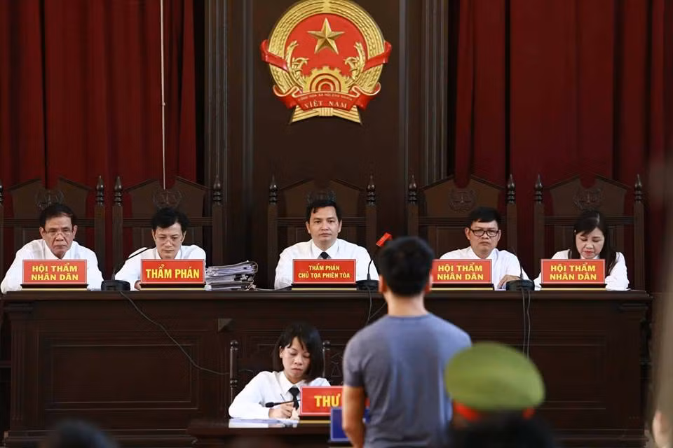 Vi sao bac si Hoang Cong Luong dung quyen im lang truoc toa?