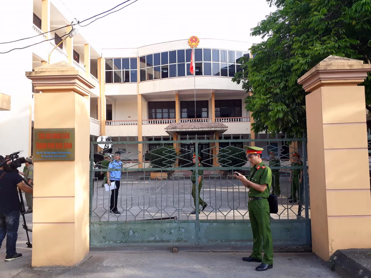 Ngo ngang ly do hoan phien toa xet xu bac si Hoang Cong Luong-Hinh-4