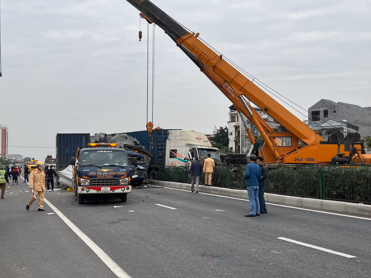 Tại Bệnh viện Đa khoa tỉnh Hải Dương, lái xe Lê Đình Thuấn bị đa tổn thương, gãy xương cẳng chân phải; lái xe Phạm Công Mạnh cũng bị đa tổn thương, gãy chày trái... Cả hai đang được cấp cứu tại Khoa Cấp cứu, Bệnh viện Đa khoa tỉnh. 