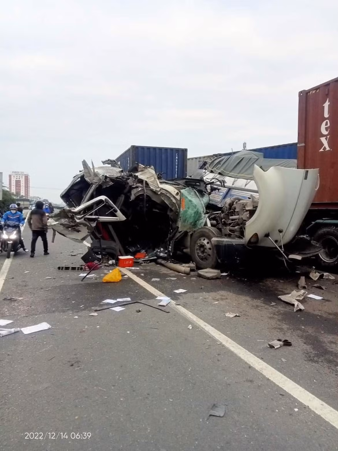 Tai nan lien hoan 4 container va 1 xe tai tren QL5, 3 nguoi thuong vong-Hinh-5