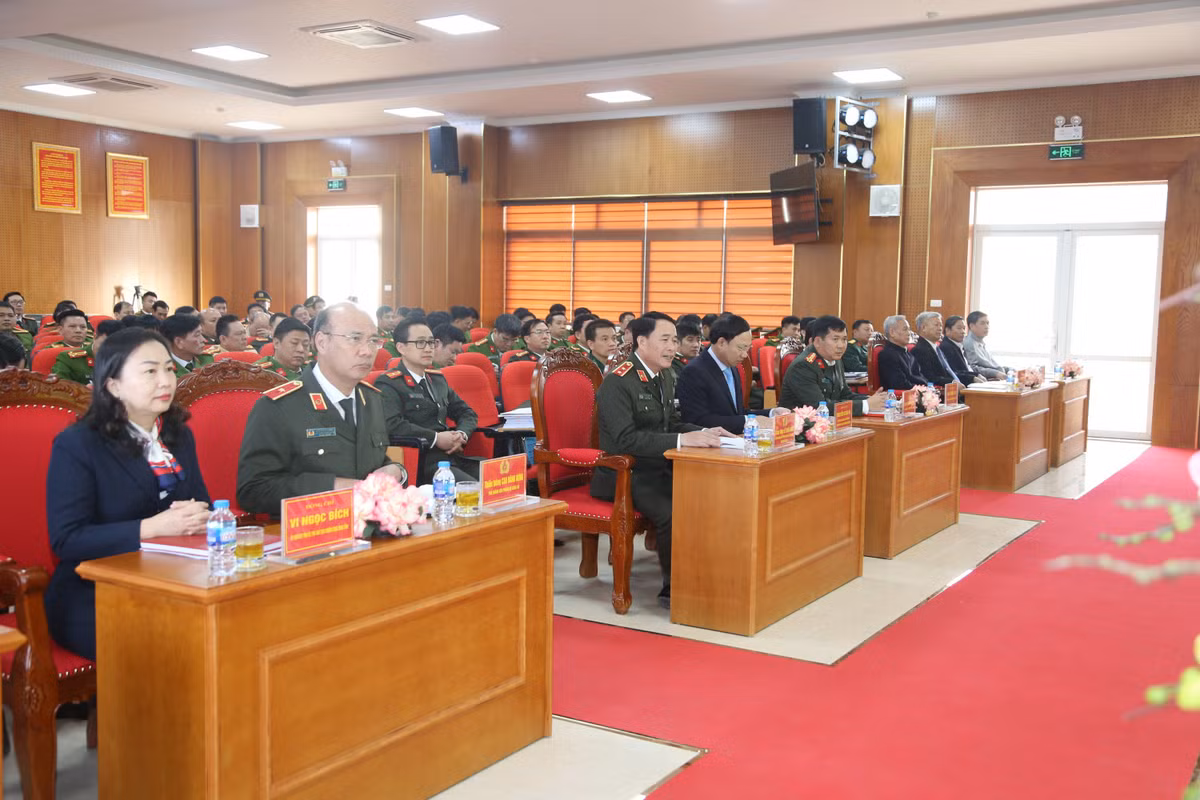 Đại tá Đinh Văn Nơi được tặng Huân chương Chiến công hạng Nhì - Hình 8 Dai ta Dinh Van Noi duoc tang Huan chuong Chien cong hang Nhi-Hinh-8
