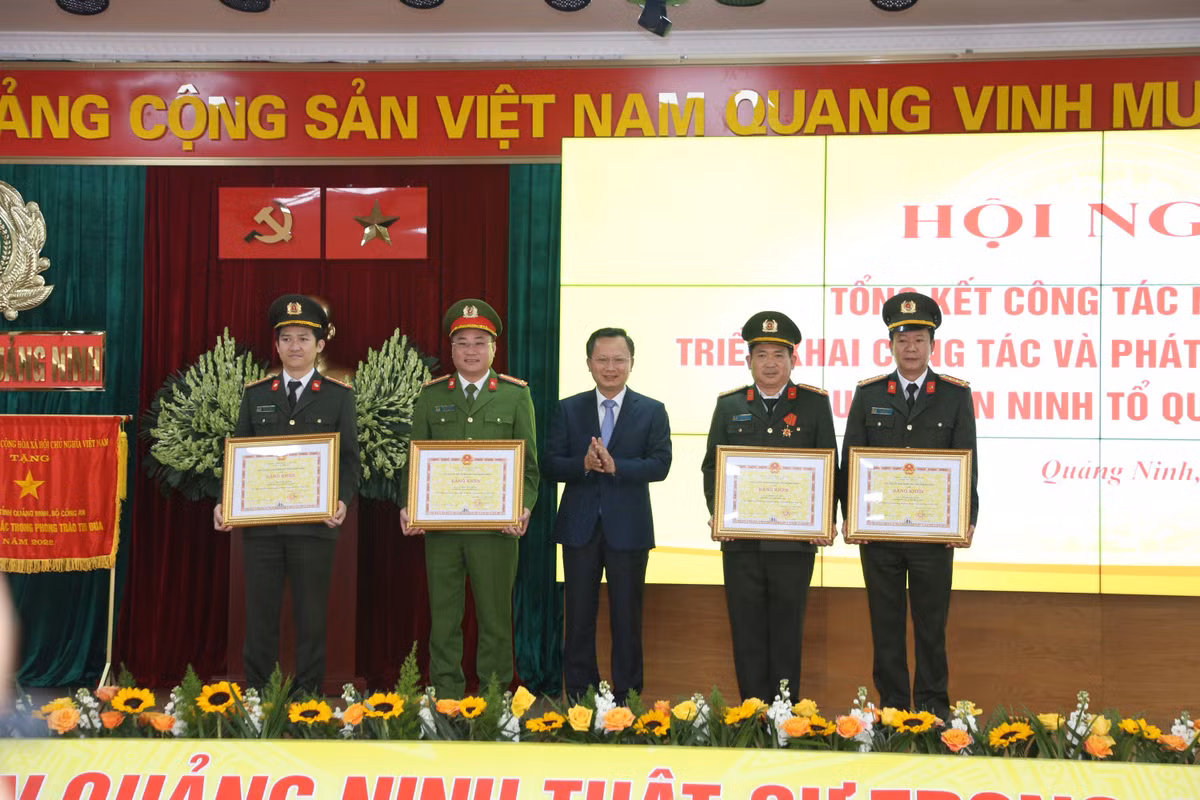 Ông Cao Tường Huy trao Bằng Khen của Chủ tịch UBND tỉnh Quảng Ninh cho các đồng chí lãnh đạo Công an tỉnh có thành tích xuất sắc trong phong trào thi đua "Vì an ninh Tổ quốc" năm 2022. 
