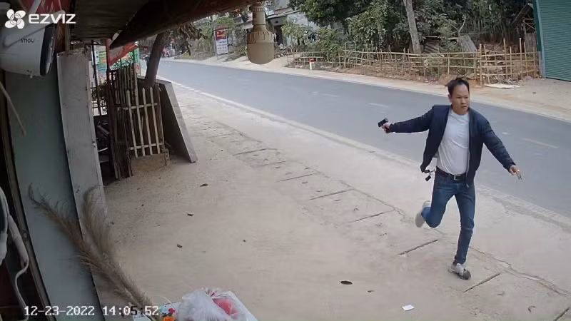 Ngày 23/12, Công an huyện Thuận Châu nhận được tin báo có một đối tượng vận chuyển ma túy trên xe ô tô. Công an huyện đã cử lực lượng theo sát xe đối tượng, đồng thời, bố trí lực lượng chặn bắt phía khu vực xã Phổng Lăng.