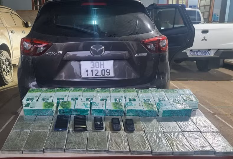 Khi lực lượng Công an yêu cầu dừng xe, đối tượng Long đã không chấp hành và tăng ga bỏ chạy, sử dụng vũ khí nóng bắn về phía tổ công tác, sau đó cướp 1 xe máy của người dân dọc đường để tẩu thoát.Tại hiện trường, đối tượng bỏ lại một xe ô tô mang biển kiểm soát 30H 112.09 hiệu Mazda CX5, cùng 22 bánh hình chữ nhật nghi là ma túy và 17kg nghi là ma túy đá cùng một số tang vật.