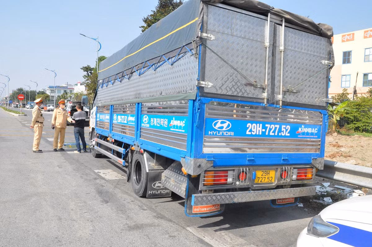 Hải Dương: Chở quá tải, lái xe chây ì 3 giờ không cho kiểm tra tải trọng - Hình 2 Hai Duong: Cho qua tai, lai xe chay i 3 gio khong cho kiem tra tai trong-Hinh-2