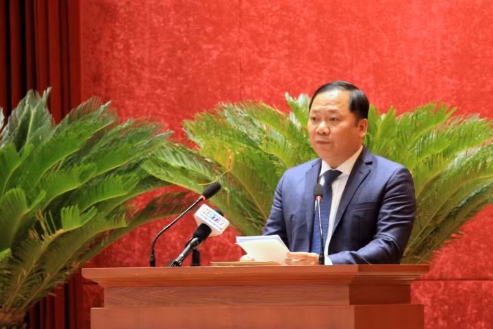 Ông Nguyễn Phi Long là Ủy viên dự khuyết Ban Chấp hành Trung ương Đảng. Ông Long sinh ngày 12/3/1976, quê quán phường Hồng Hà, thành phố Yên Bái, tỉnh Yên Bái. Trình độ lý luận chính trị cao cấp, trình độ chuyên môn thạc sĩ Quản trị kinh doanh giao thông vận tải. 