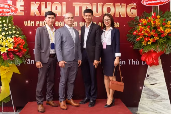 Để có tiền mua đất, Công ty Alibaba và các công ty cùng hệ thống tự lập dự án dân cư, phân lô trái pháp luật, đưa ra các thông tin không có thật như: Đây là các dự án có tính pháp lý đầy đủ, tự đặt tên các dự án để kêu gọi, lừa ký hợp đồng bán đất nền dưới dạng thổ cư để huy động tiền từ khách hàng.