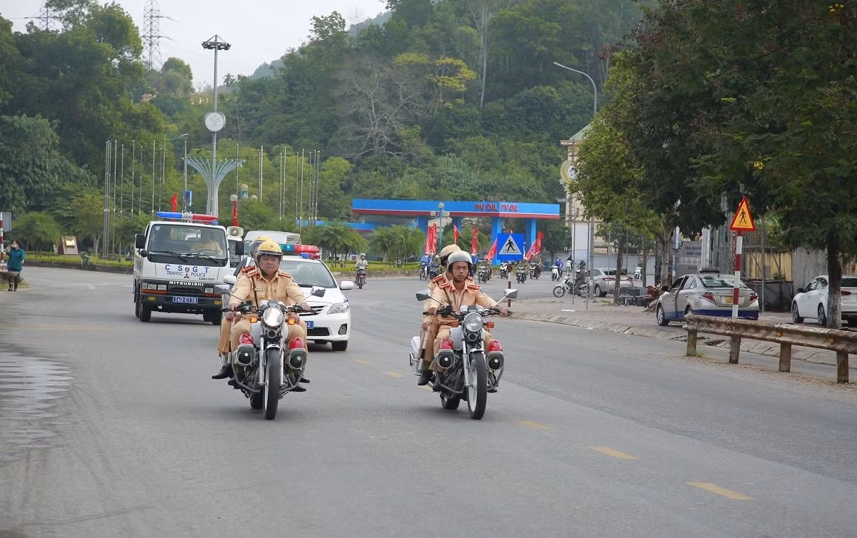 Đại tá Đinh Văn Nơi được tặng Huân chương Chiến công hạng Nhì - Hình 6 Dai ta Dinh Van Noi duoc tang Huan chuong Chien cong hang Nhi-Hinh-6