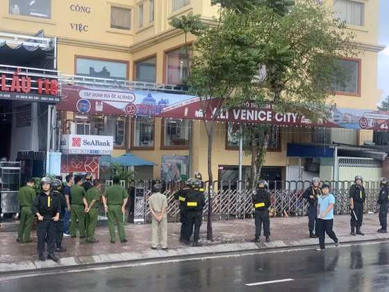 Quá trình điều tra, Cơ quan CSĐT đã tạm giữ hơn 9,2 tỷ đồng tiền mặt; 257 miếng kim loại màu vàng có trị giá theo giám định là hơn 645 triệu đồng; 15 miếng kim loại màu vàng có trị giá theo giám định là hơn 359 triệu đồng và 20 thỏi kim loại màu vàng nhưng không phải là vàng.