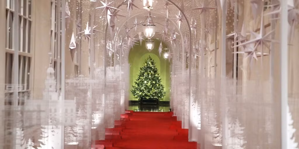 Một cây thông Noel được đặt ở hành lang phía Đông của Nhà Trắng.
