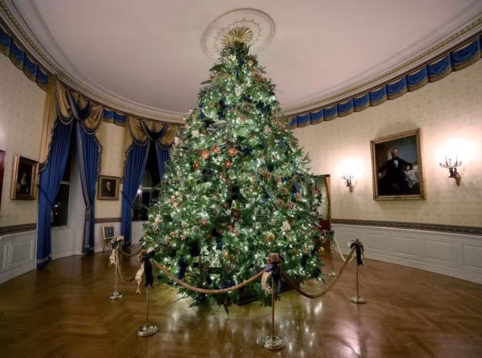 Dù còn gần một tháng mới tới Giáng sinh nhưng không khí Noel đã tràn ngập khắp các căn phòng, lối đi của Nhà Trắng.