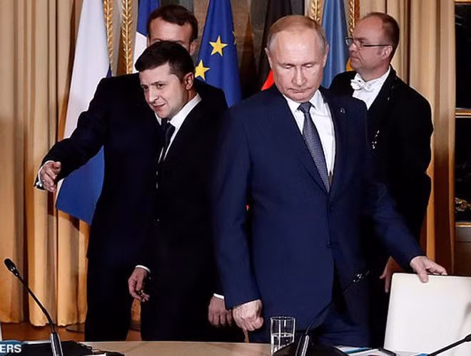 Hinh anh Tong thong Nga Putin o Paris gay ngac nhien-Hinh-5