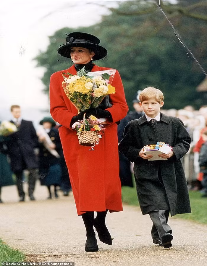 Công nương Diana và Hoàng tử Harry tại dịp lễ Giáng sinh hồi năm 1993.