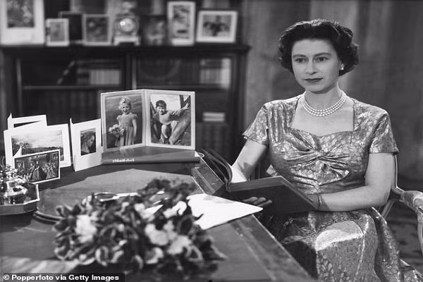 Bài phát biểu Giáng sinh của Nữ hoàng Anh Elizabeth được truyền hình trực tiếp lần đầu tiên vào năm 1957.