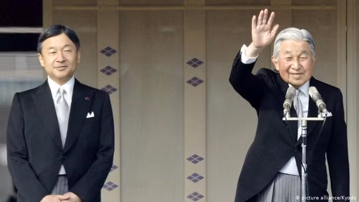 Ngày 30/4/2019, Thiên hoàng Akihito thoái vị và nhường ngôi cho Hoàng thái tử Naruhito (trái) và trở thành Thượng hoàng. Hoàng hậu Michiko, theo quy định mới trong hiến pháp cũng không còn là Hoàng hậu nữa mà chính thức trở thành Hoàng Thái hậu. Ảnh: DW.