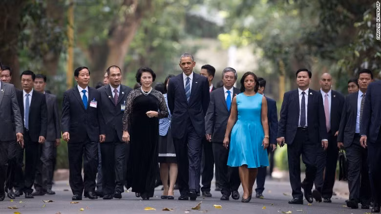 Sau khi dự lễ đón chính thức tại Phủ Chủ tịch, Tổng thống Mỹ Barack Obama cùng Chủ tịch Quốc hội Nguyễn Thị Kim Ngân thăm khu Nhà sàn Chủ tịch Hồ Chí Minh. Ảnh CNN.