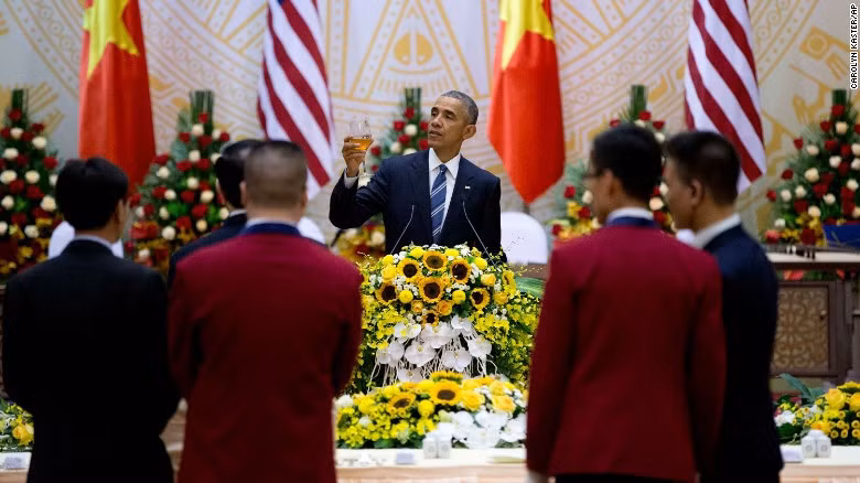 Sau khi kết thúc buổi họp báo ở Trung tâm Hội nghị Quốc tế, Tổng thống Obama dự quốc yến chiêu đãi do Chủ tịch nước Trần Đại Quang chủ trì. Ảnh: CNN.