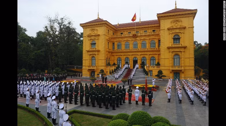 Trong 3 ngày thăm chính thức Việt Nam (từ ngày 23 - 25/5/2016), Tổng thống Obama đã có lịch trình dày đặc hoạt động ở Hà Nội và TPHCM. Dấu mốc lịch sử trong chuyến thăm lần này là việc Tổng thống Mỹ tuyên bố gỡ bỏ hoàn toàn lệnh cấm vận vũ khí đối với Việt Nam. Ảnh: Lễ đón chính thức Tổng thống Mỹ Barack Obama thăm Việt Nam đã diễn ra trọng thể tại Phủ Chủ tịch lúc 10h30 ngày 23/5. Ảnh CNN.