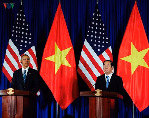 Tổng thống Mỹ Barack Obama cùng Chủ tịch nước Trần Đại Quang họp báo tại Trung tâm Hội nghị Quốc tế, Hà Nội, trưa 23/5. Tại cuộc họp báo, Tổng thống Obama công bố Mỹ gỡ bỏ hoàn toàn lệnh cấm vận vũ khí đối với Việt Nam. Ảnh: VOV.