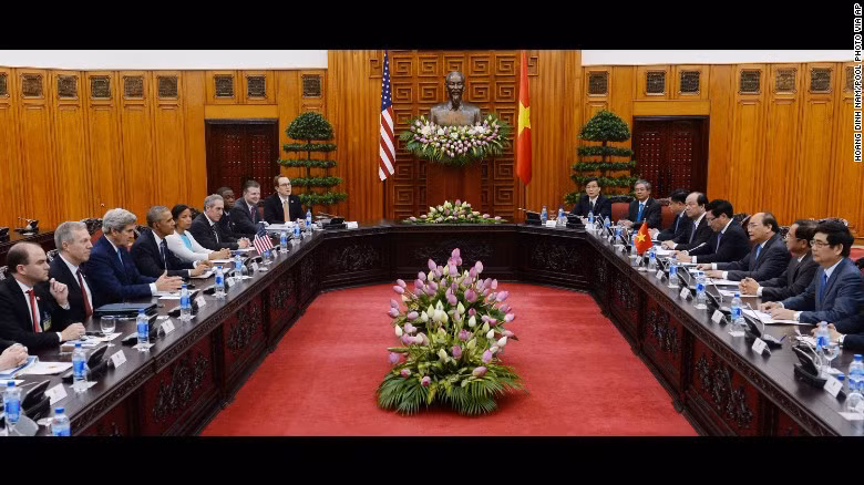 Tổng thống Mỹ Obama gặp gỡ Thủ tướng Nguyễn Xuân Phúc chiều 23/5. Ảnh: CNN.