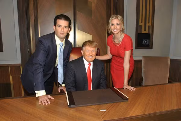 Theo Buzzfeed News, năm 2010 là năm mà ông Trump có sự chuyển đổi về mặt chính trị: Từ ủng hộ và ca ngợi sang chỉ trích Tổng thống Mỹ khi đó là ông Barack Obama. Ông Trump từng ủng hộ thuyết âm mưu cho rằng ông Obama không sinh ra ở Mỹ. Ảnh: Ông Trump cùng con trai Donald Trump Jr. và con gái Ivanka xuất hiện trong chương trình thực tế trên NBC “The Celebrity Apprentice” tại New York ngày 16/5/2010. (Nguồn ảnh: Insider)