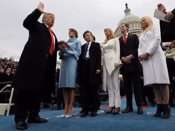 Tháng 1/2017, ông Trump tuyên thệ nhậm chức, chính thức trở thành vị tổng thống thứ 45 của nước Mỹ. Ảnh: Ông Trump đứng cạnh vợ, bà Melania, cùng các con Barron, Ivanka, Eric và Tiffani, trong buổi lễ tuyên thệ nhậm chức.