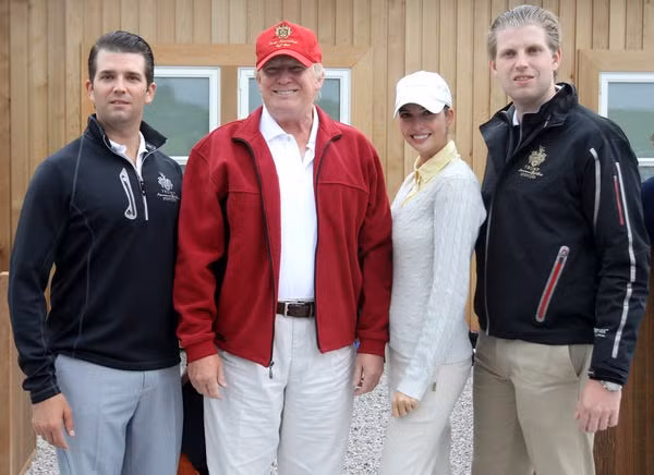 Ông Trump và những người con của ông đã dành nhiều năm để xây dựng các khối bất động sản cho Tổ chức Trump trên khắp thế giới. Năm 2012, tỷ phú Donald Trump cân nhắc việc tranh cử tổng thống với tư cách là thành viên Đảng Cộng hòa, nhưng cuối cùng ông lại từ bỏ để tiếp tục sản xuất chương trình "The Apprentice". Ảnh: Gia đình ông Trump tại khu nghỉ dưỡng ở Aberdeen, Scotland.