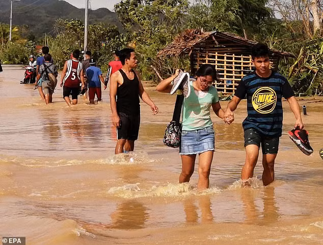 Một con đường chìm trong biển nước ở thành phố Ormoc ngày 25/12. Ảnh: EPA.
