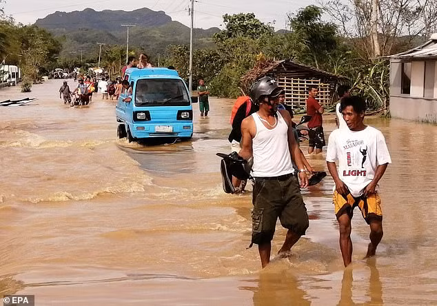 "Nhiều khu du lịch đã phải đóng cửa và một số khách không đến được vì chuyến bay của họ bị hủy do bão. Chúng tôi không sợ hãi, nhưng khung cảnh ở đây nói chung là ảm đạm", nhân viên lễ tân của khách sạn Nina Edano cho biết. Ảnh: Twitter.