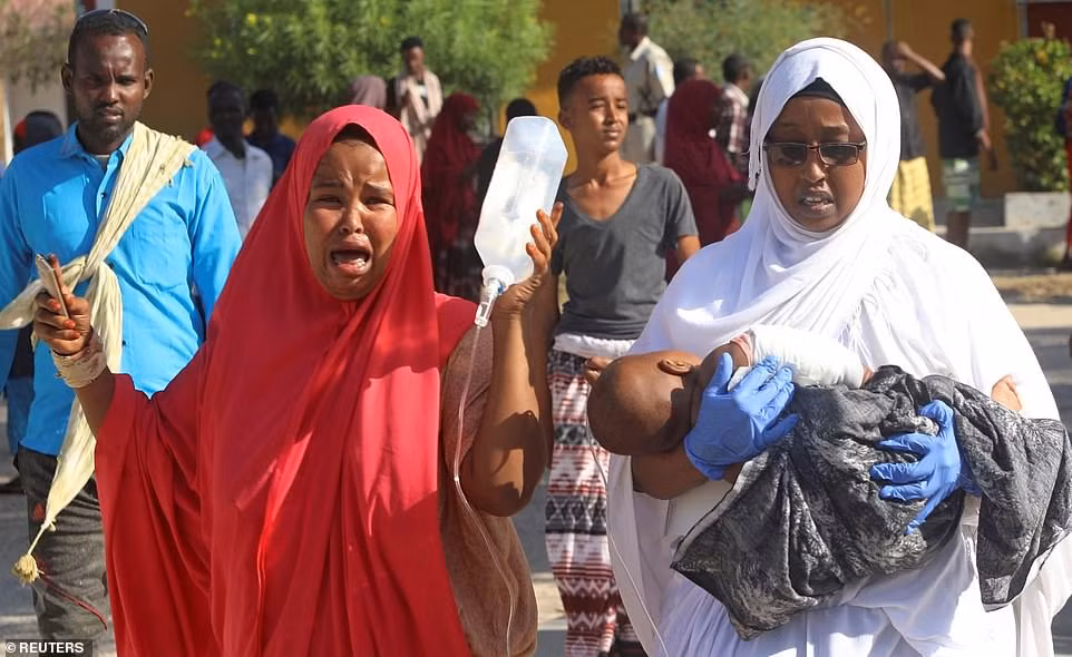 Thị trưởng Omar Mohamud Mohamed cho biết thêm, trong số những người bị thương có cả trẻ em. Họ đã được đưa tới bệnh viện Medina điều trị.