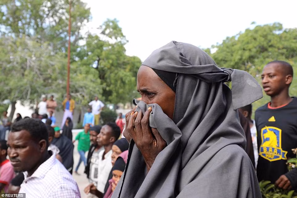 Người phụ nữ Somalia bật khóc tại hiện trường vụ đánh bom.