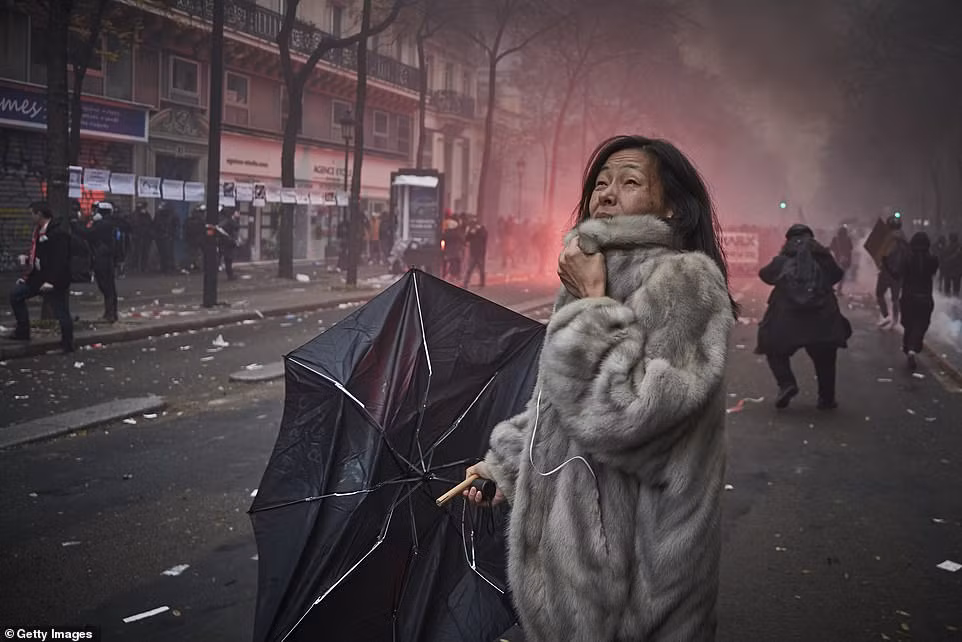 Thủ đô Paris chìm trong hơi cay mù mịt, khói lửa và bạo lực khi cuộc biểu tình quy mô lớn diễn ra.